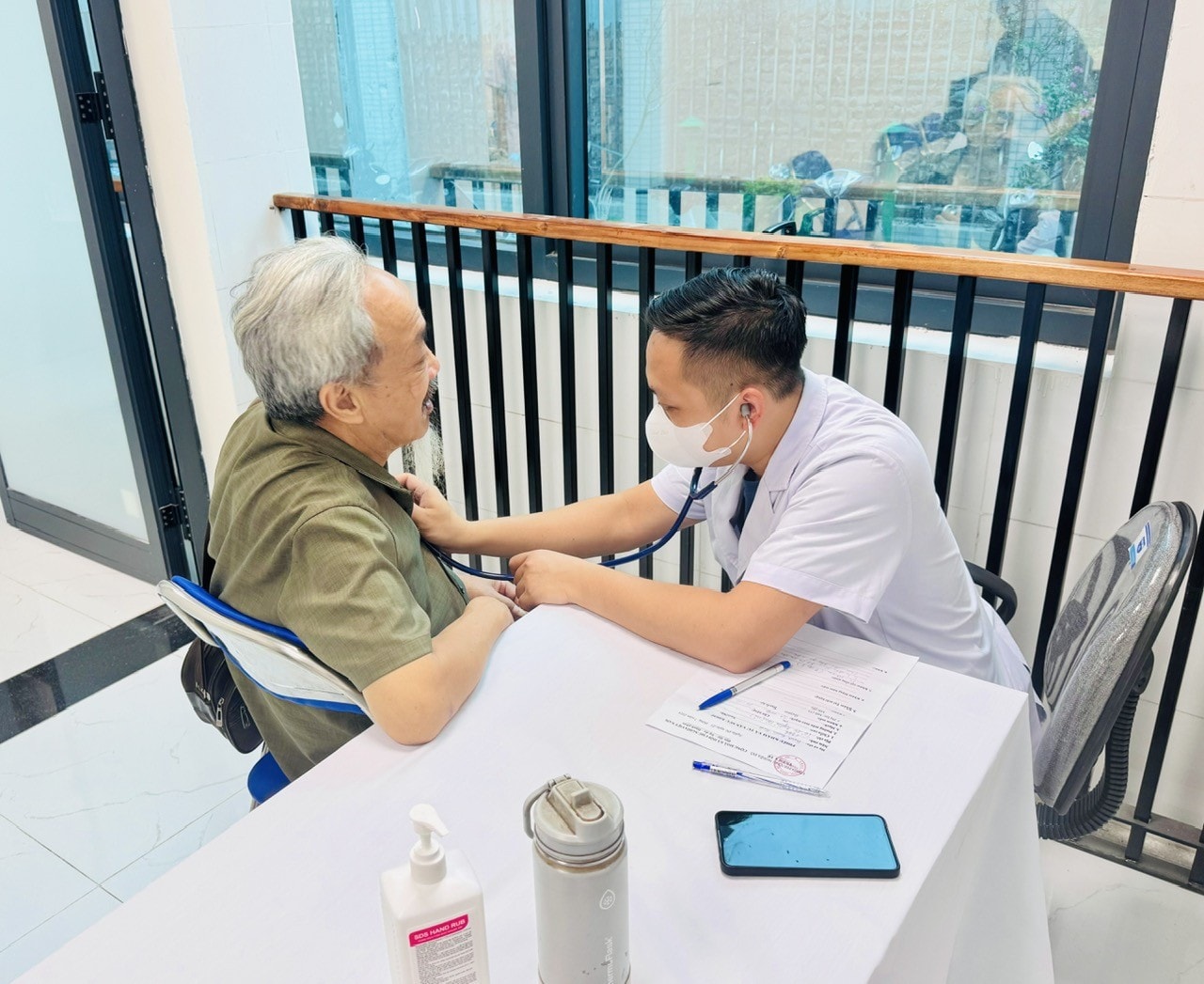 Phường Nghĩa Đô tổ chức khám sức khỏe cho người có công
