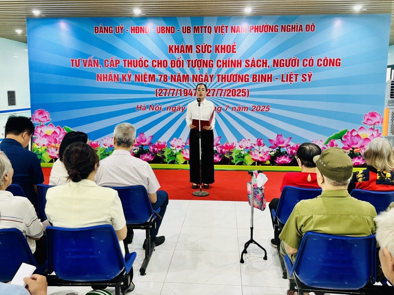 Phường Nghĩa Đô tổ chức khám sức khỏe cho người có công