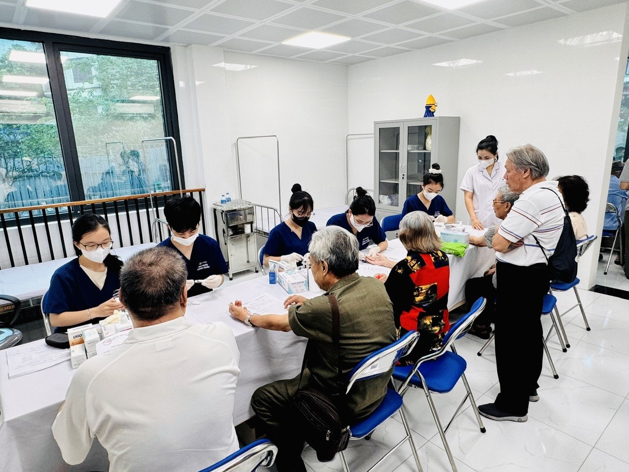 Phường Nghĩa Đô tổ chức khám sức khỏe cho người có công