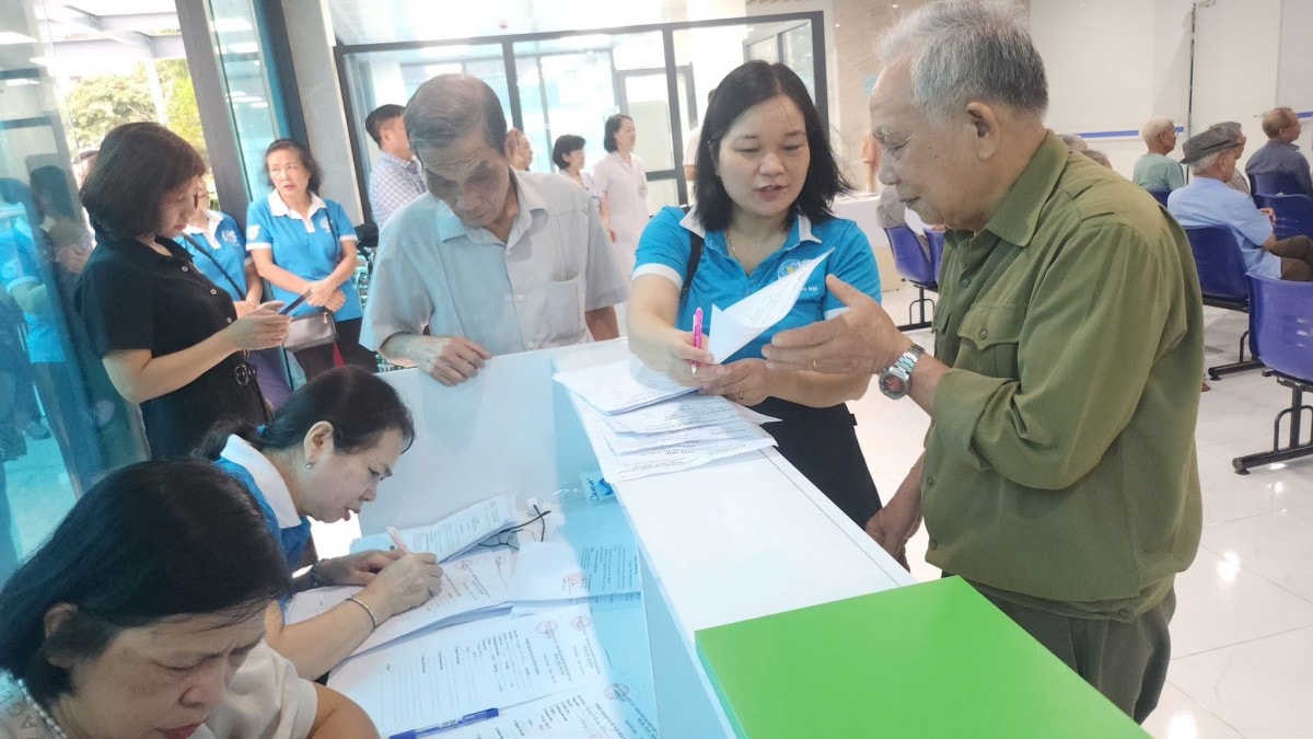 Phường Nghĩa Đô tổ chức khám sức khỏe cho người có công