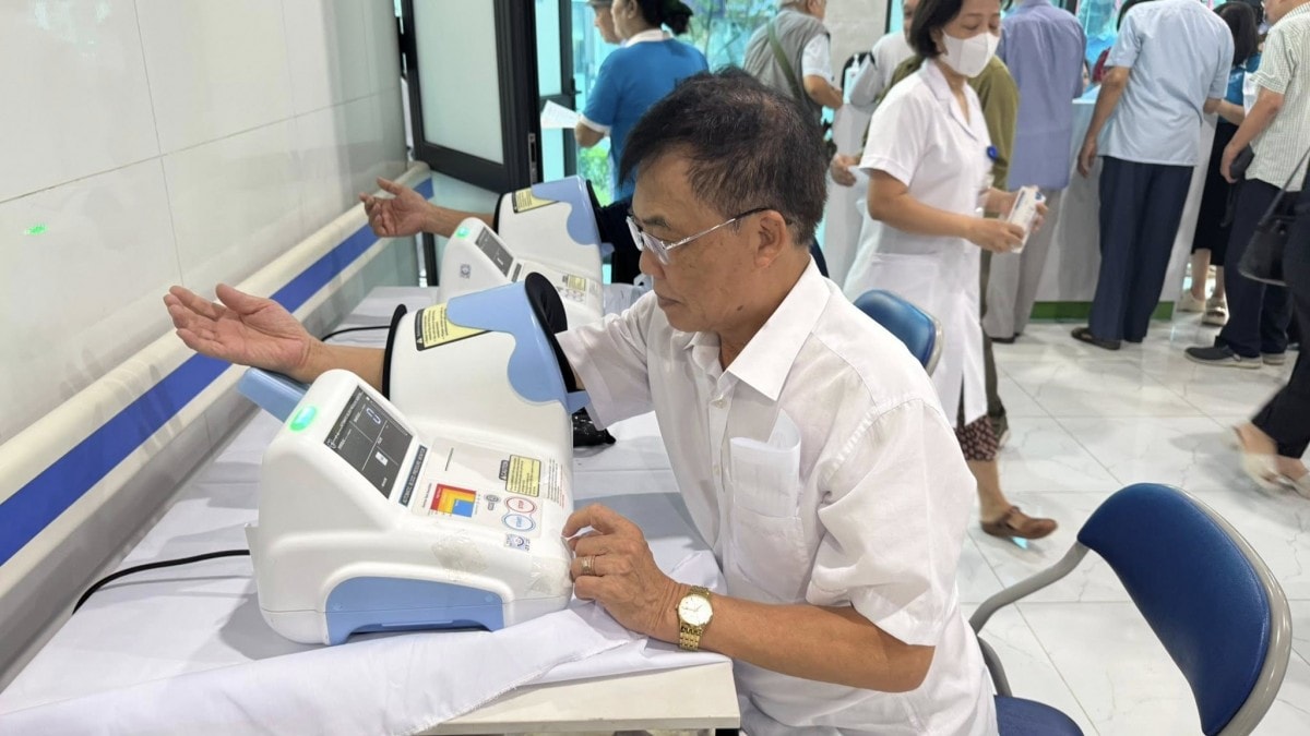 Phường Nghĩa Đô tổ chức khám sức khỏe cho người có công