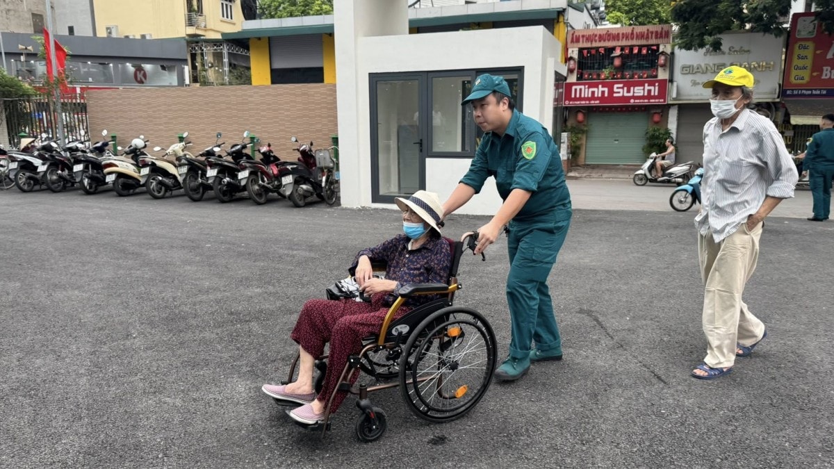 Phường Nghĩa Đô tổ chức khám sức khỏe cho người có công