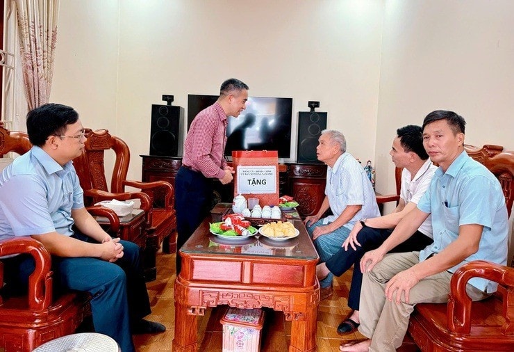 Các đồng chí lãnh đạo xã ân cần hỏi thăm sức khỏe, đời sống của người có công cùng gia đình