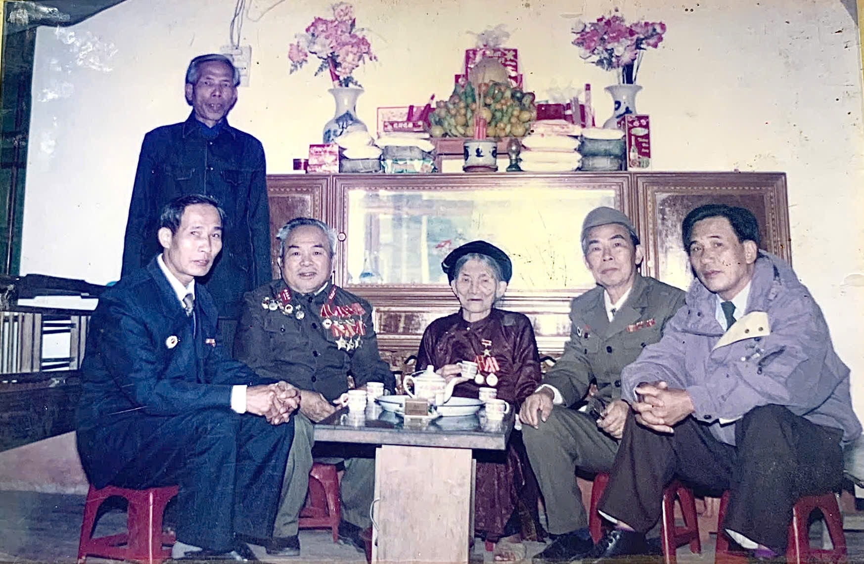 dai-dien-chinh-quyen-dia-phuong-va-con-chau-chuc-mung-nam-moi-ba-me-viet-nam-anh-hung-vu-thi-con-dip-tet-nguyen-dan-nam-1995..jpg