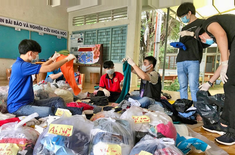 mot-nhom-thien-nguyen-phan-loai-quan-ao-cu-de-gui-tang-nhung-nguoi-co-hoan-canh-kho-khan..jpg