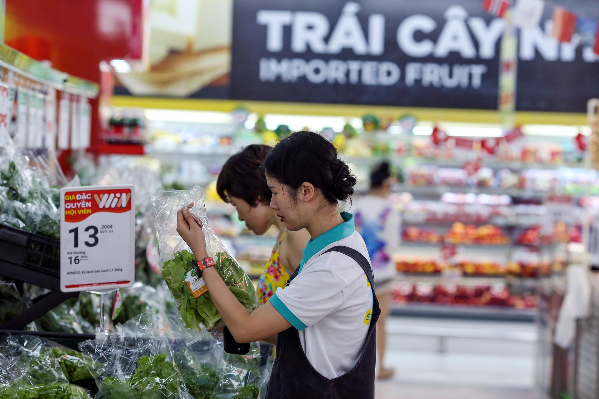 nguoi-tieu-dung-mua-rau-sach-wineco-tai-winmart.jpg