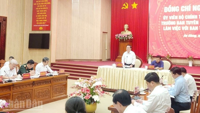 Đồng chí Nguyễn Trọng Nghĩa phát biểu chỉ đạo tại buổi làm việc với Ban Thường vụ Tỉnh ủy An Giang.