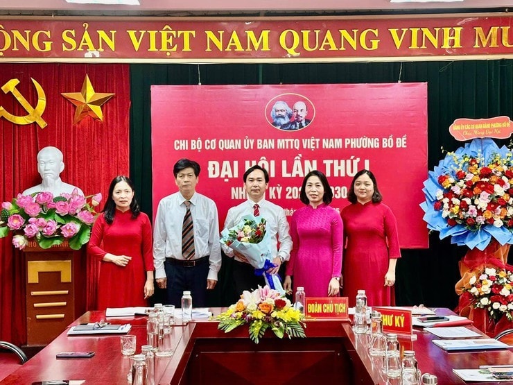 Ban Chấp hành Chi bộ ra mắt Đại hội