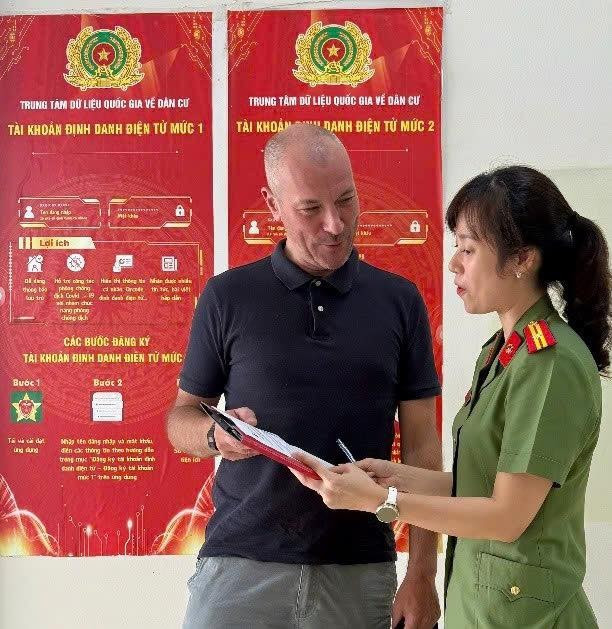 Cán bộ Công an phường Phúc Lợi trực tiếp hướng dẫn công dân nước ngoài tại trụ sở Cán bộ Công an phường Phúc Lợi trực tiếp hướng dẫn công dân nước ngoài tại trụ sở