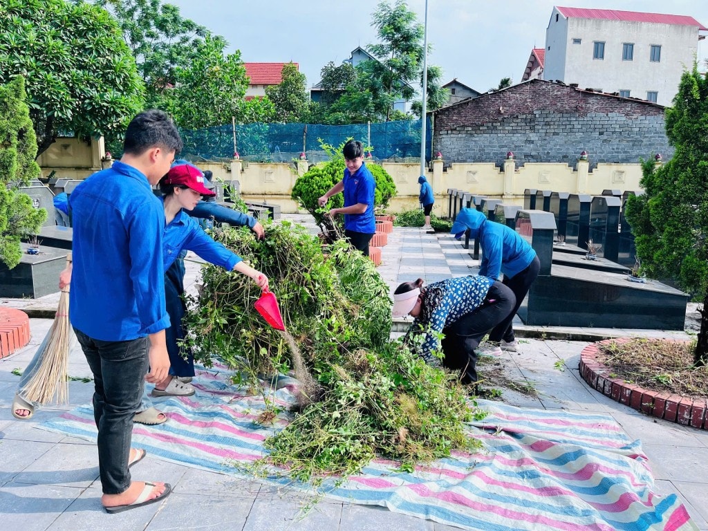 Các bạn trẻ dọn vệ sinh môi trường