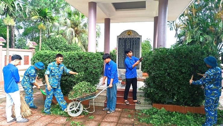 Đoàn viên, thanh niên xã Phú Nghĩa làm đẹp nghĩa trang liệt sĩ