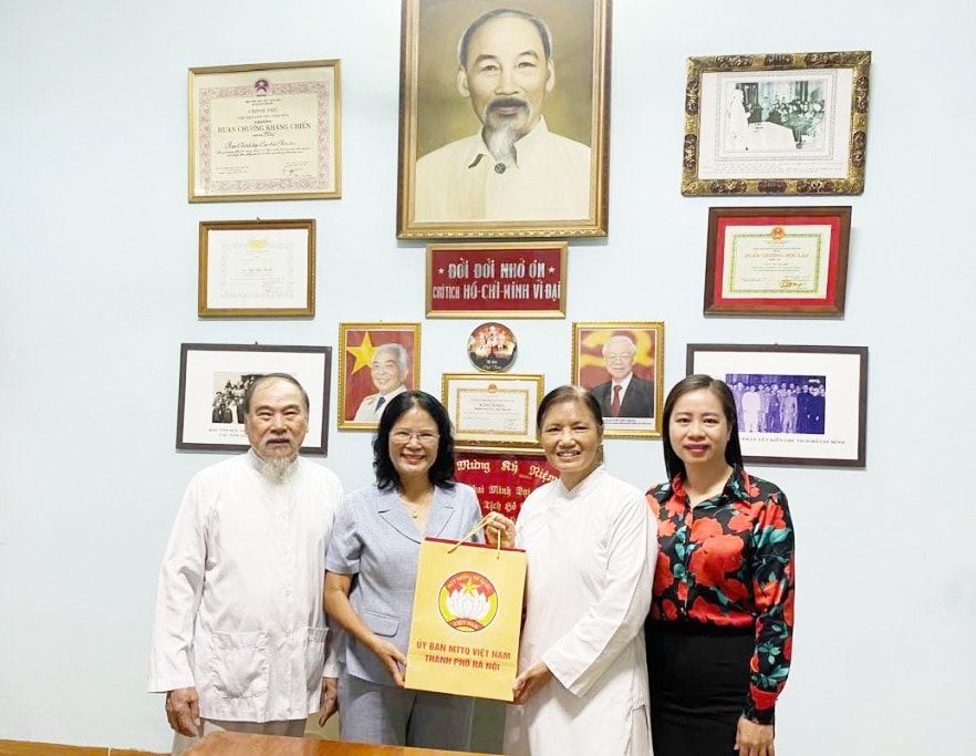 Đoàn công tác do đồng chí Nguyễn Thị Kim Dung, Phó Chủ tịch Ủy ban Mặt trận Tổ quốc Việt Nam thành phố Hà Nội làm trưởng đoàn đến thăm, tri ân các chức sắc tôn giáo là người có công tại xã Phú Xuyên Đoàn công tác do đồng chí Nguyễn Thị Kim Dung, Phó Chủ tịch Ủy ban Mặt trận Tổ quốc Việt Nam thành phố Hà Nội làm trưởng đoàn đến thăm, tri ân các chức sắc tôn giáo là người có công tại xã Phú Xuyên