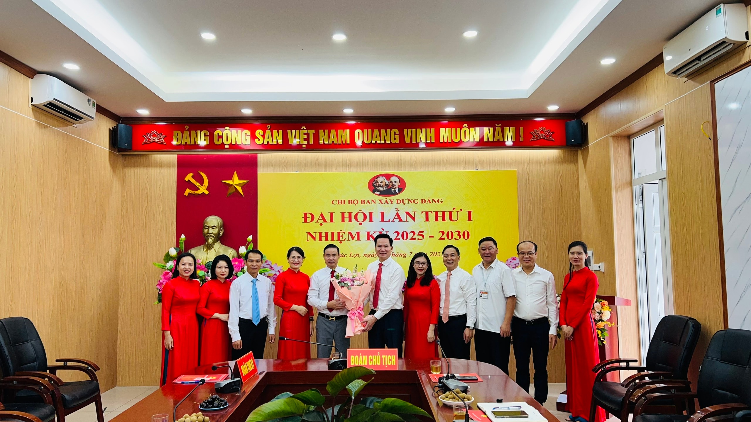 Đồng chí Nguyễn Thế Thạch, Bí thư Đảng ủy, Chủ tịch HĐND phường phát biểu chỉ đạo Đại hội
