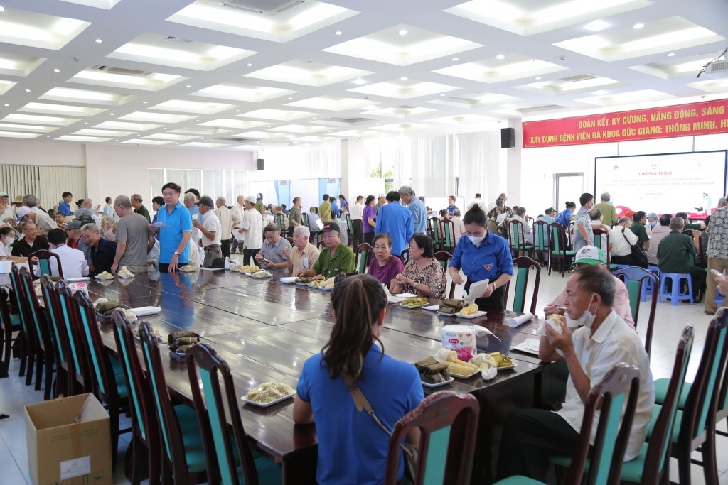 Khám bệnh, tặng quà thương bệnh binh, nạn nhân chất độc màu da cam