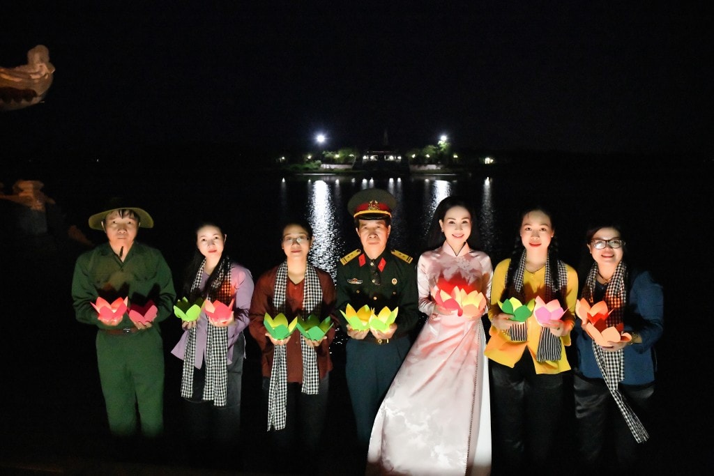 MV “Còn mãi với non sông” - tiếng hát tri ân của Khánh Ly MV “Còn mãi với non sông” - tiếng hát tri ân của Khánh Ly