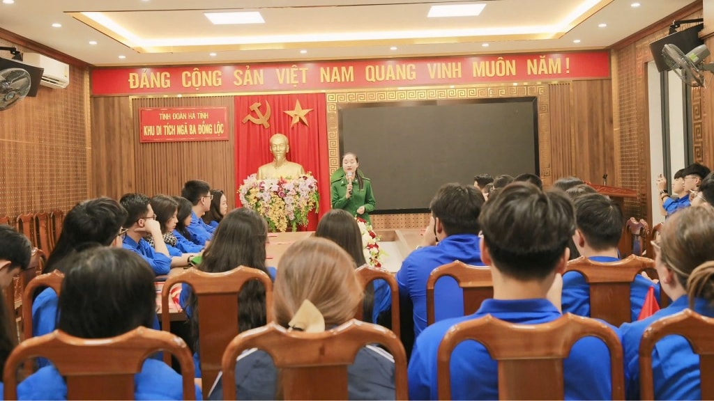 Các bạn trẻ lắng nghe thuyết minh về 