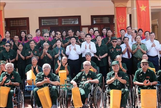 Chủ tịch nước Lương Cường thăm, tặng quà cho các thương binh tại Trung tâm Điều dưỡng thương binh Duy Tiên. Ảnh: An Đăng - TTXVN