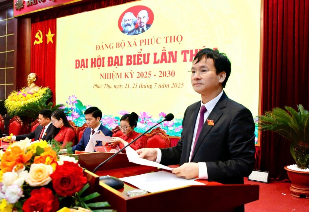 Bí thư Đảng ủy xã Phúc Thọ Nguyễn Doãn Hoàn trình bày Báo cáo chính trị tại đại hội. Ảnh Viết Thành
