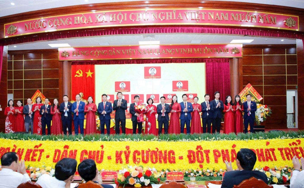 Bí thư Thành ủy Hà Nội Bùi Thị Minh Hoài tặng hoa chúc mừng Ban Chấp hành Đảng bộ xã Phúc Thọ nhiệm kỳ 2025-2030. Ảnh: Viết Thành