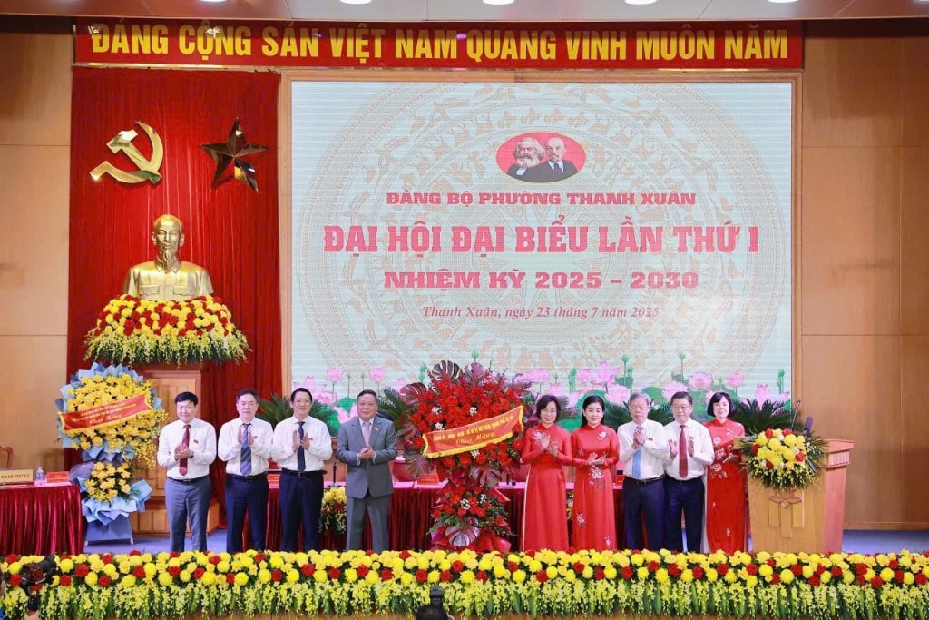 Đồng chí Nguyễn Văn Phong, Phó Bí thư Thường trực Thành ủy Hà Nội trao lẵng hoa của thành phố chúc mừng đại hội