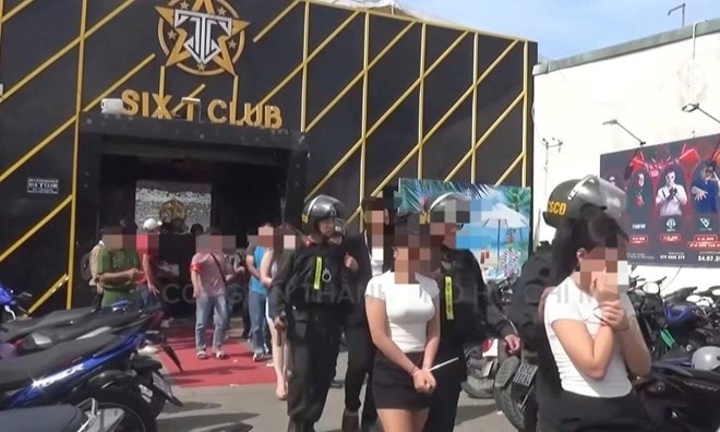 Lực lượng công an đột kích 3 quán bar trên địa bàn vào ngày 6/7 (Ảnh: Công an TP Hồ Chí Minh)