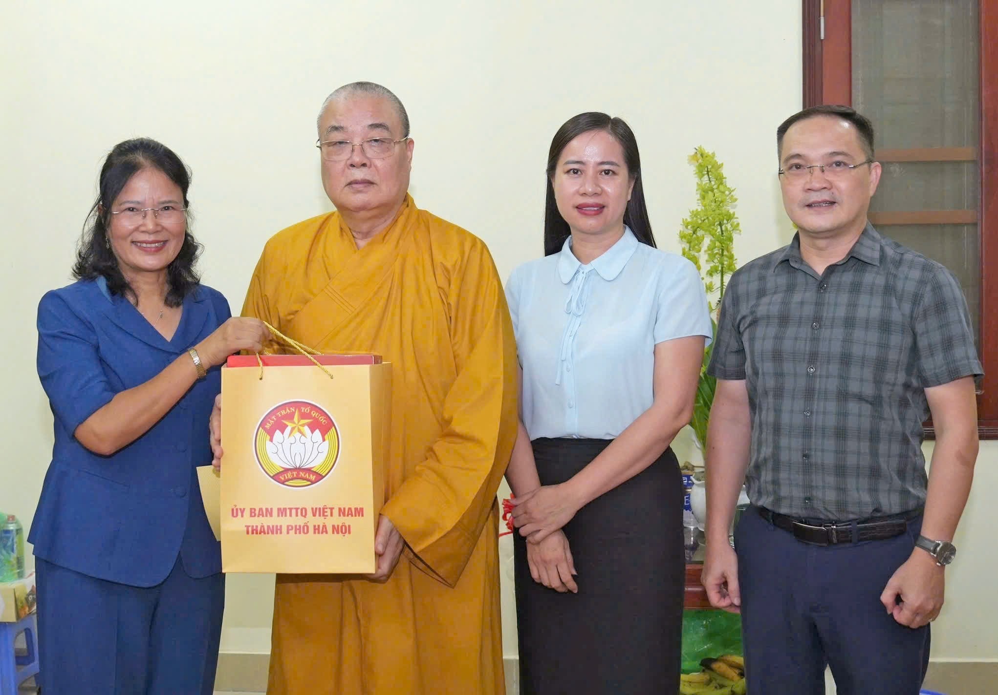 Phó Chủ tịch Ủy ban Mặt trận Tổ quốc Việt Nam thành phố Hà Nội Nguyễn Thị Kim Dung cùng đoàn công tác thăm hỏi và tặng quà Hòa thượng Thích Thanh Nhiễu, Phó Chủ tịch Hội đồng Trị sự Trung ương Giáo hội Phật giáo Việt Nam tại chùa Quán Sứ