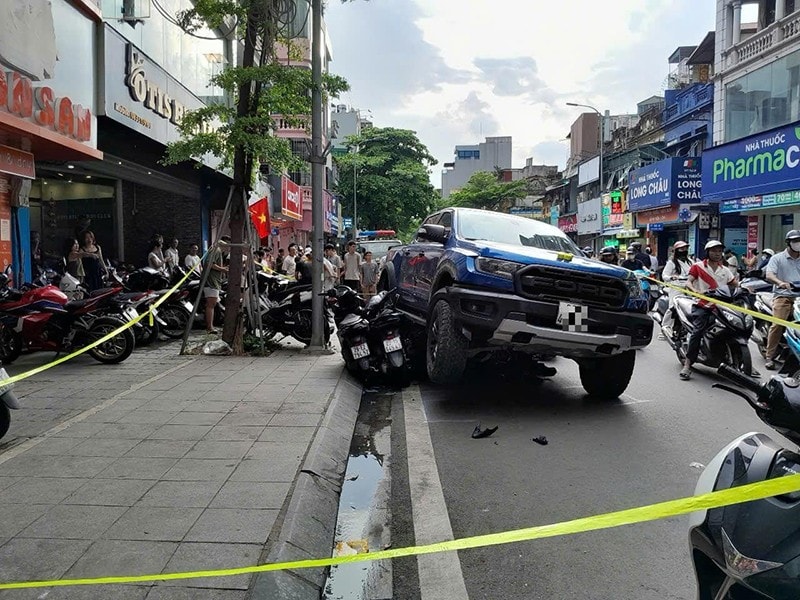 Hiện trường vụ tai nạn xe bán tải đâm hàng loạt xe máy trên phố Khâm Thiên