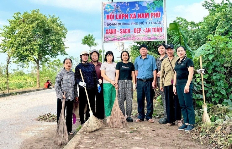 Hội Phụ nữ xã Nam Phù gắn biển đoạn đường tự quản xanh - sạch - đẹp - an toàn