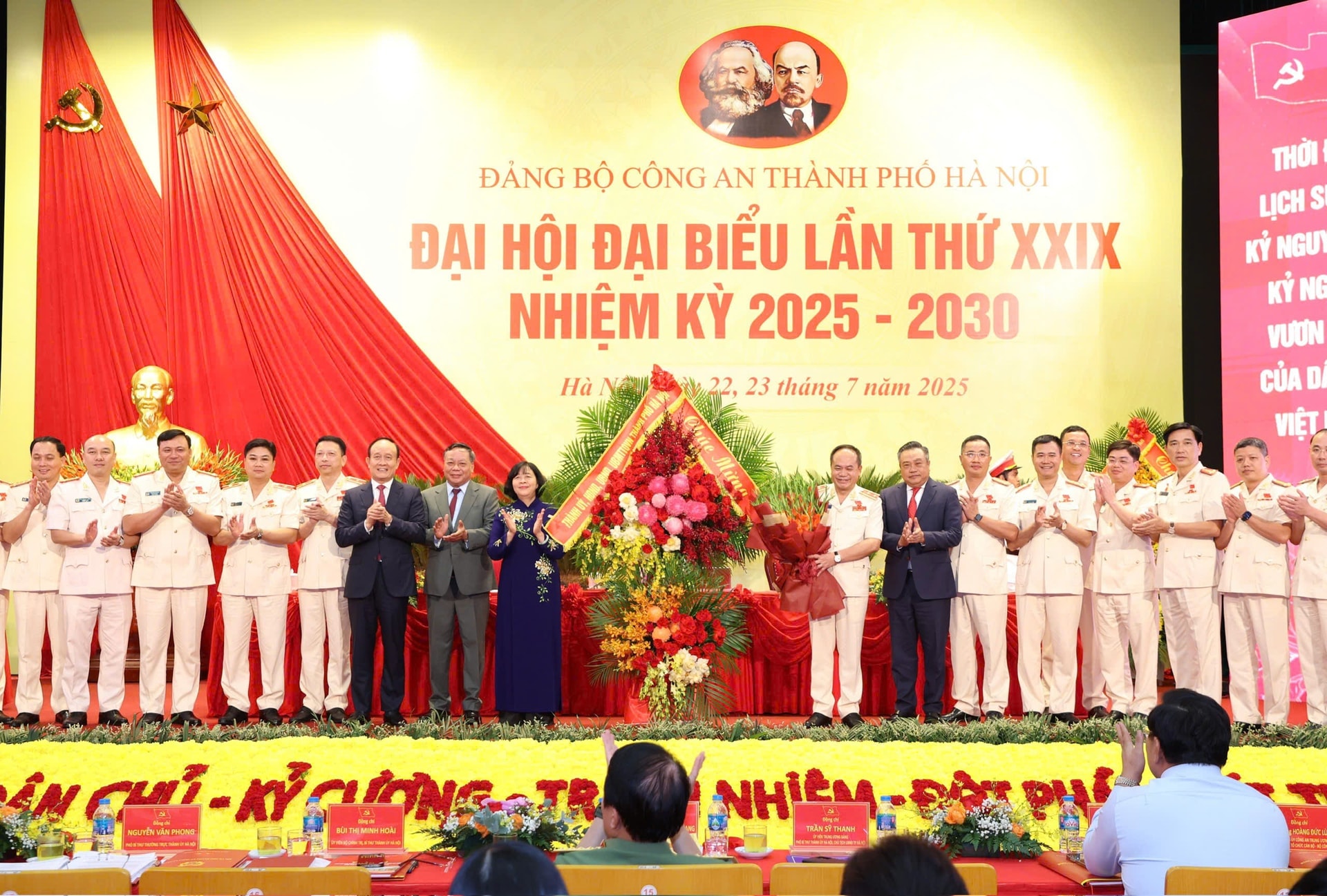 cac-dong-chi-thuong-truc-thanh-uy-ha-noi-tang-hoa-chuc-mung-dai-hoi.-anh-viet-thanh.jpg