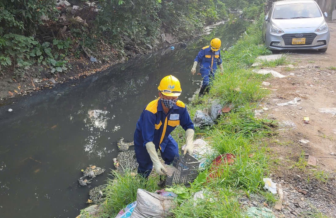 cong-nhan-xi-nghiep-thoat-nuoc-so-1-cong-ty-tnhh-mot-thanh-vien-thoat-nuoc-ha-noi-vot-rac-thai-khoi-thong-dong-chay-tai-muong-ke-khe-phuong-ngoc-ha-..jpg