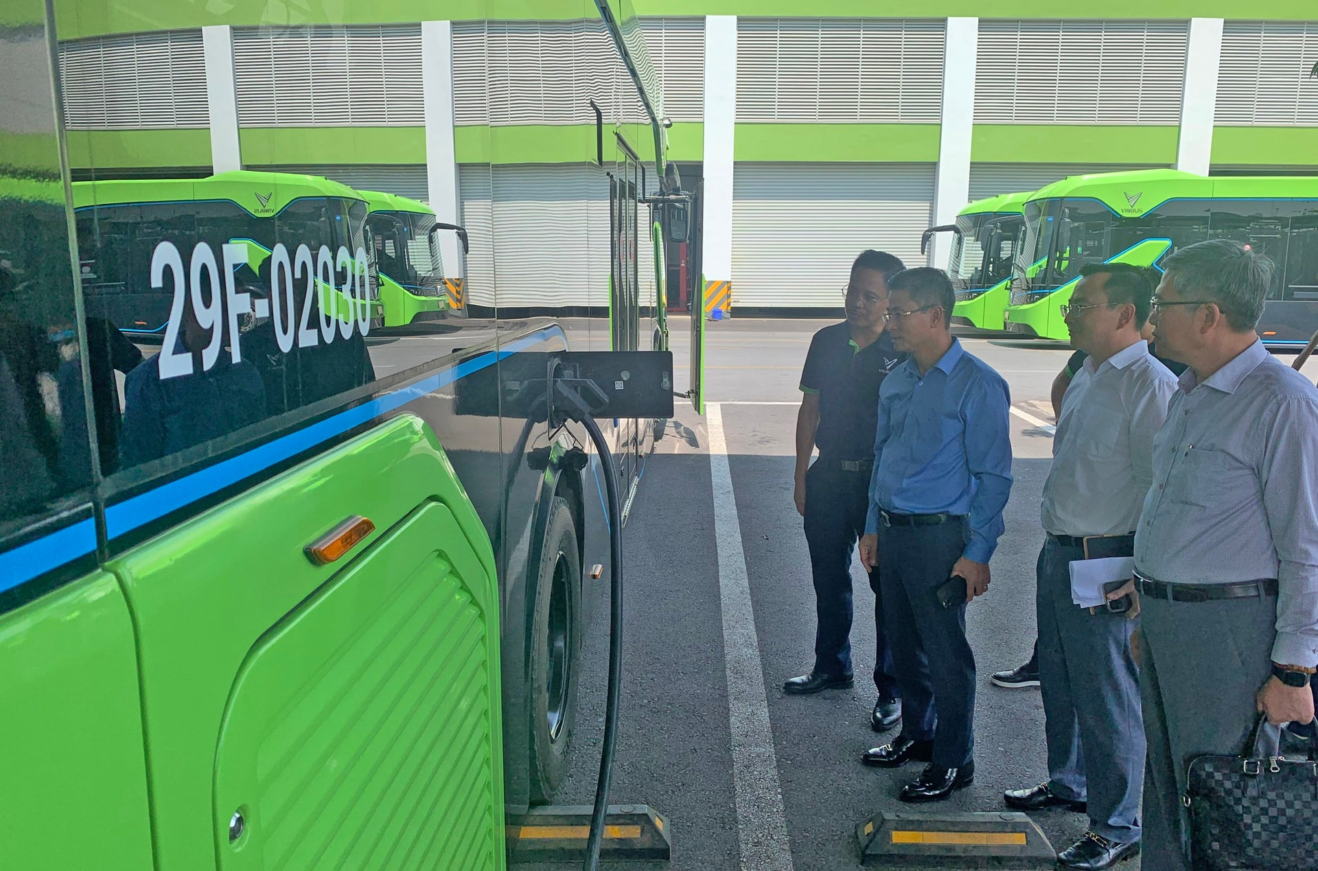 doan-cong-tac-cua-so-xay-dung-ha-noi-khao-sat-tram-sac-xe-buyt-dien-vinbus.-anh-tuan-khai.jpg