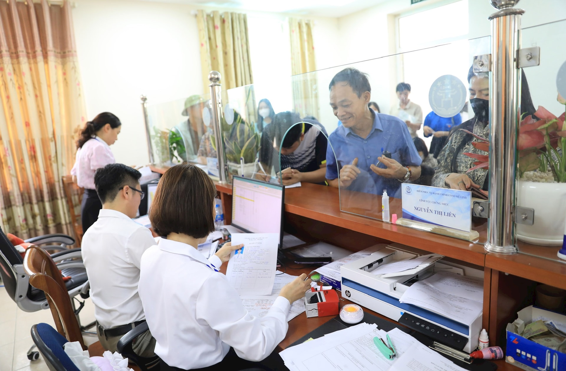 giai-quyet-thu-tuc-cho-nguoi-dan-tai-diem-phuc-vu-hanh-chinh-cong-xa-me-linh.-anh-quang-thai.jpg