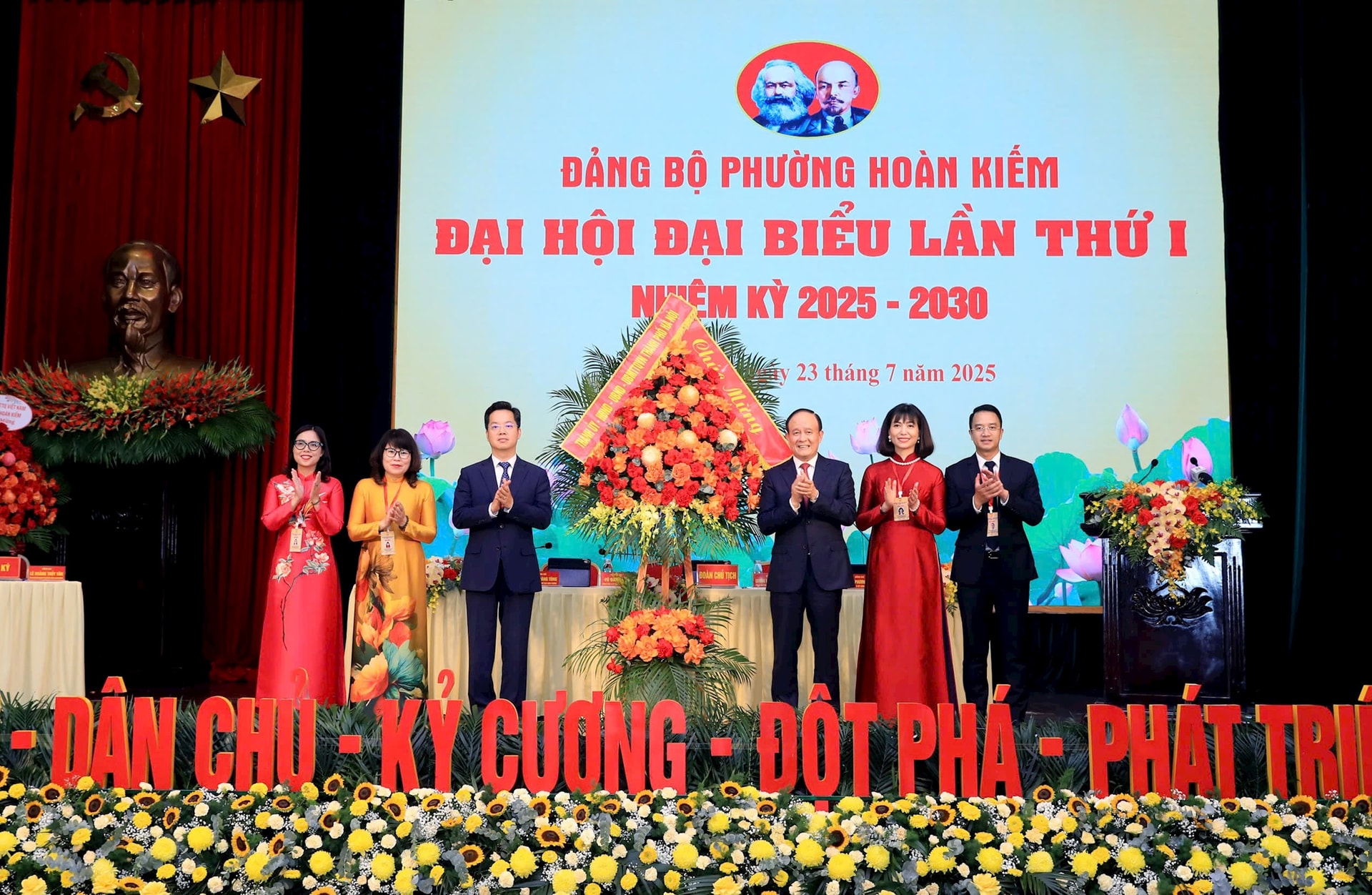 Phó Bí thư Thành ủy, Chủ tịch HĐND Thành phố Hà Nội Nguyễn Ngọc Tuấn tặng hoa chúc mừng Đại hội 