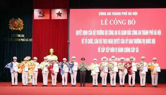 Trung tướng Nguyễn Thanh Tùng, Ủy viên Ban Thường vụ Thành ủy, Bí thư Đảng ủy, Giám đốc Công an thành phố Hà Nội trao Quyết định cho các đồng chí được bổ nhiệm giữ chức vụ Trưởng công an cấp xã, phường theo mô hình tổ chức mới