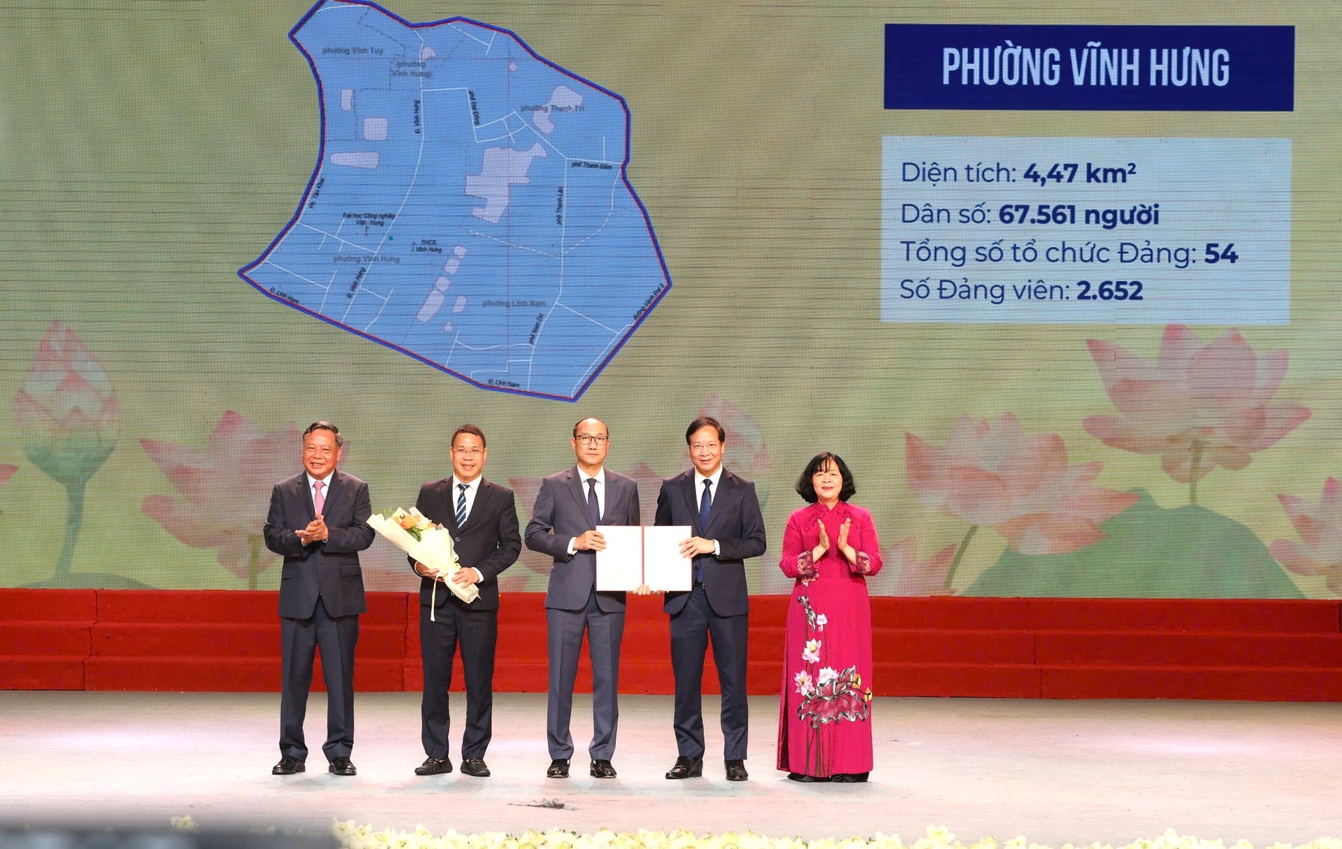bi-thu-thanh-uy-ha-noi-bui-thi-minh-hoai-va-pho-bi-thu-thuong-truc-thanh-uy-ha-noi-nguyen-van-phong-trao-quyet-dinh-cho-lanh-dao-phuong-vinh-hung.-anh-vuong-van.jpg