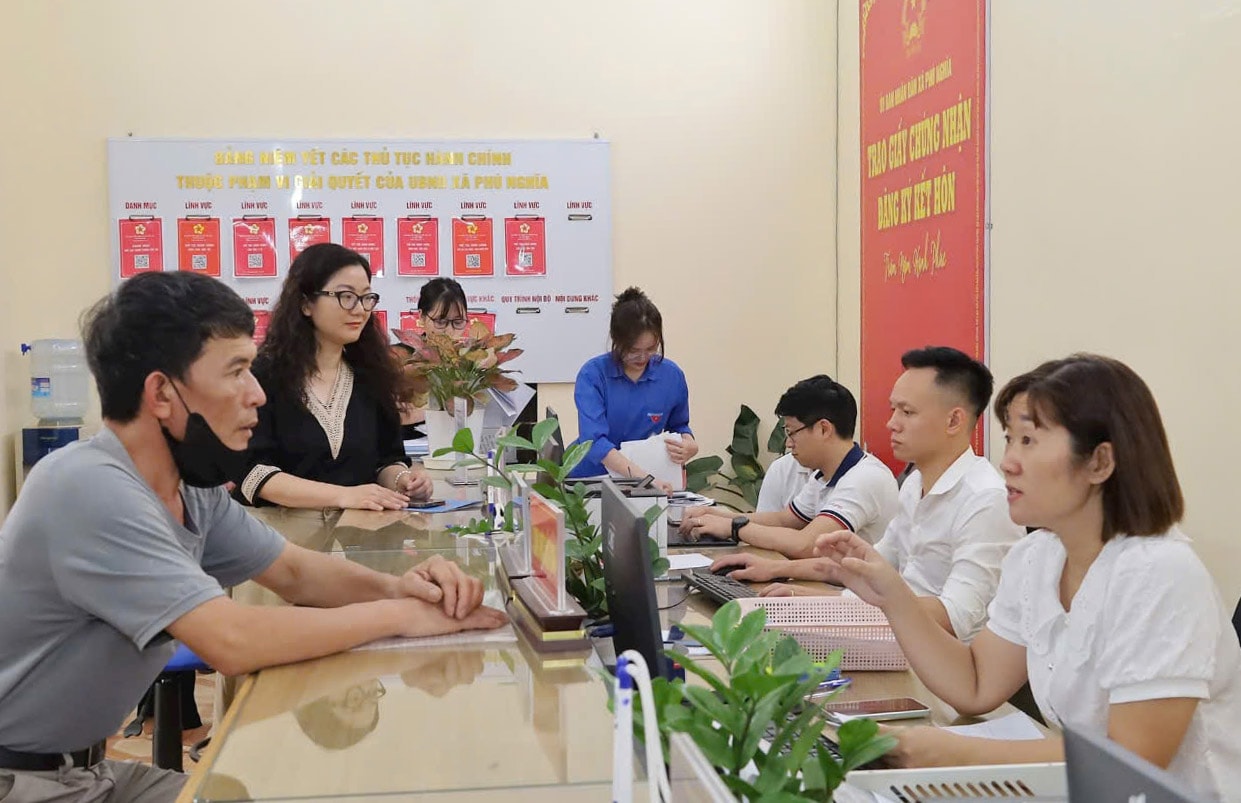 giai-quyet-thu-tuc-cho-nguoi-dan-tai-diem-phuc-vu-hanh-chinh-cong-xa-phu-nghia.-anh-kim-nhue.jpg