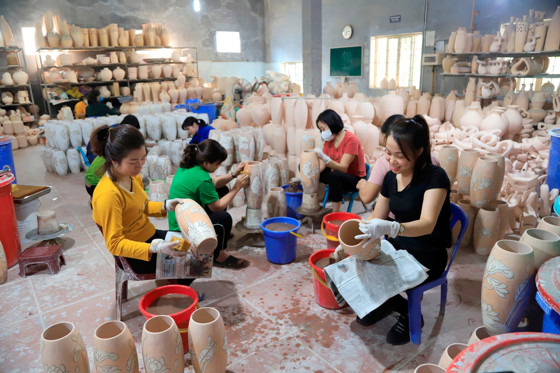 san-xuat-gom-su-tai-lang-nghe-bat-trang-xa-bat-trang-.-anh-quang-thai.jpg