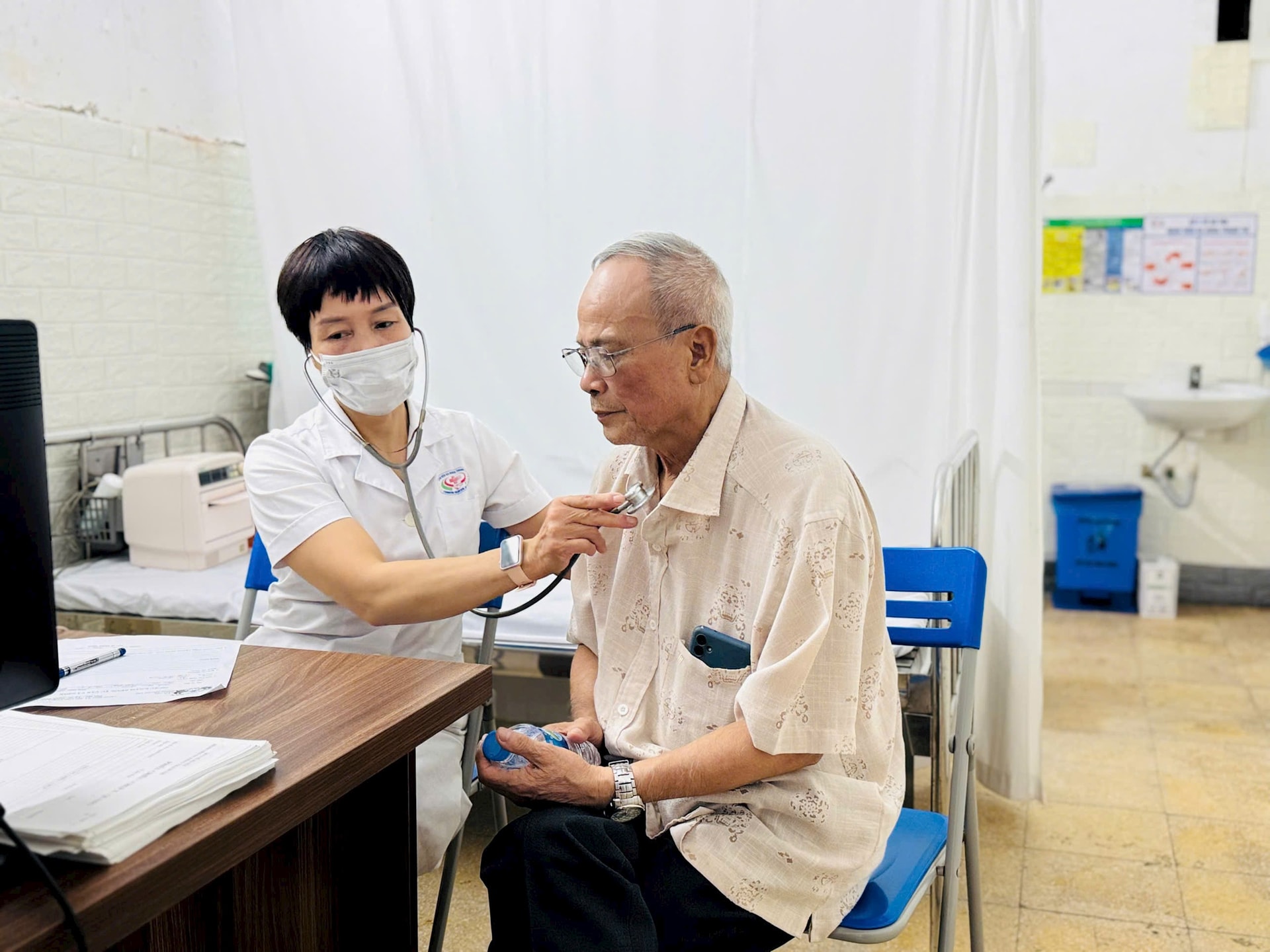 Các thương binh, bệnh binh, thân nhân liệt sĩ được các bác sĩ tận tình khám, tư vấn sức khỏe. Ảnh: Thanh Hồng.