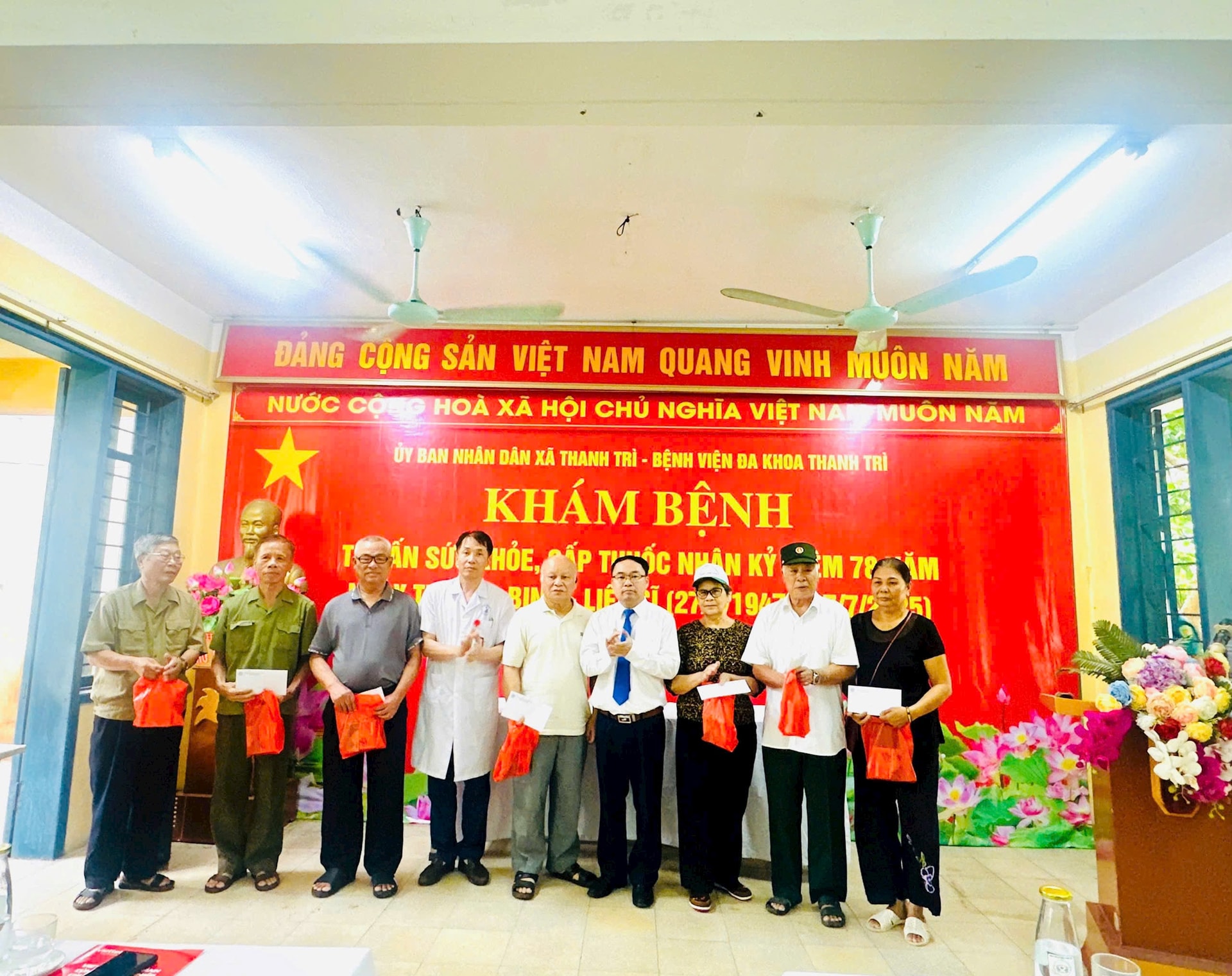Lãnh đạo xã Thanh Trì và Bệnh viện Đa khoa Thanh Trì tặng quà cho các thương binh, bệnh binh. Ảnh; Thanh Hồng