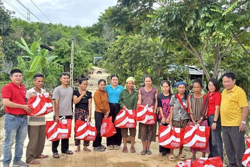 Siêu thị GO! Vinh trao 200 phần quà hỗ trợ người dân vùng lũ Nghệ An