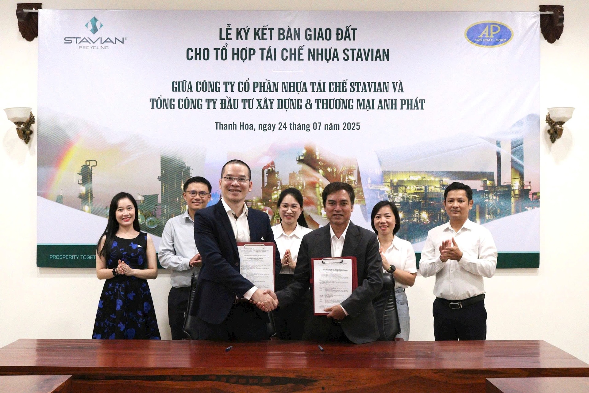 le-ky-ket-bien-ban-ban-giao-dat-cho-to-hop-tai-che-nhua-stavian-giua-cong-ty-co-phan-nhua-tai-che-stavian-va-tong-cong-ty-dau-tu-xay-dung-thuong-mai-anh-phat-1-.jpg