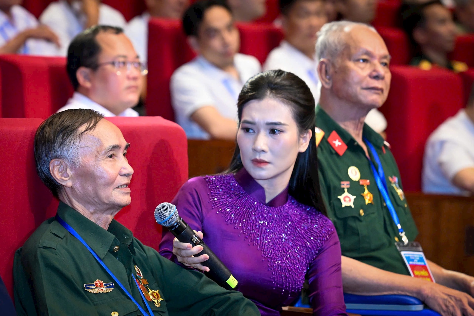 Ông Lê Đức Luân, chiến sĩ pháo cao xạ Sư đoàn phòng không 367 chia sẻ ký ức một thời hoa lửa tại buổi gặp mặt. Ảnh: Nhật Nam