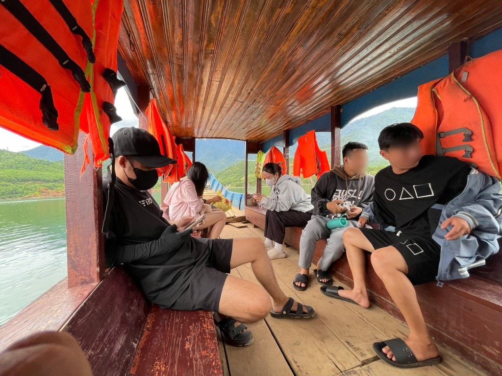 Hành khách di chuyển bằng thuyền nhưng không được hướng dẫn hay yêu cầu hành khách mặc áo phao đúng quy định trước khi rời bến (Ảnh Đ.Minh) Hành khách di chuyển bằng thuyền nhưng không được hướng dẫn hay yêu cầu hành khách mặc áo phao đúng quy định trước khi rời bến (Ảnh Đ.Minh)