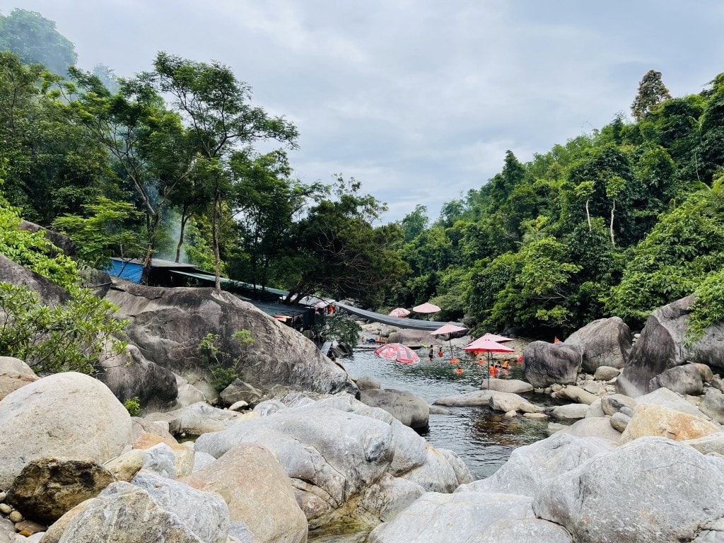Một bãi tắm phía bên trong Khu du lịch sinh thái Suối Tiên – hồ Thủy Yên (Ảnh Đ.Minh) Một bãi tắm phía bên trong Khu du lịch sinh thái Suối Tiên – hồ Thủy Yên (Ảnh Đ.Minh)