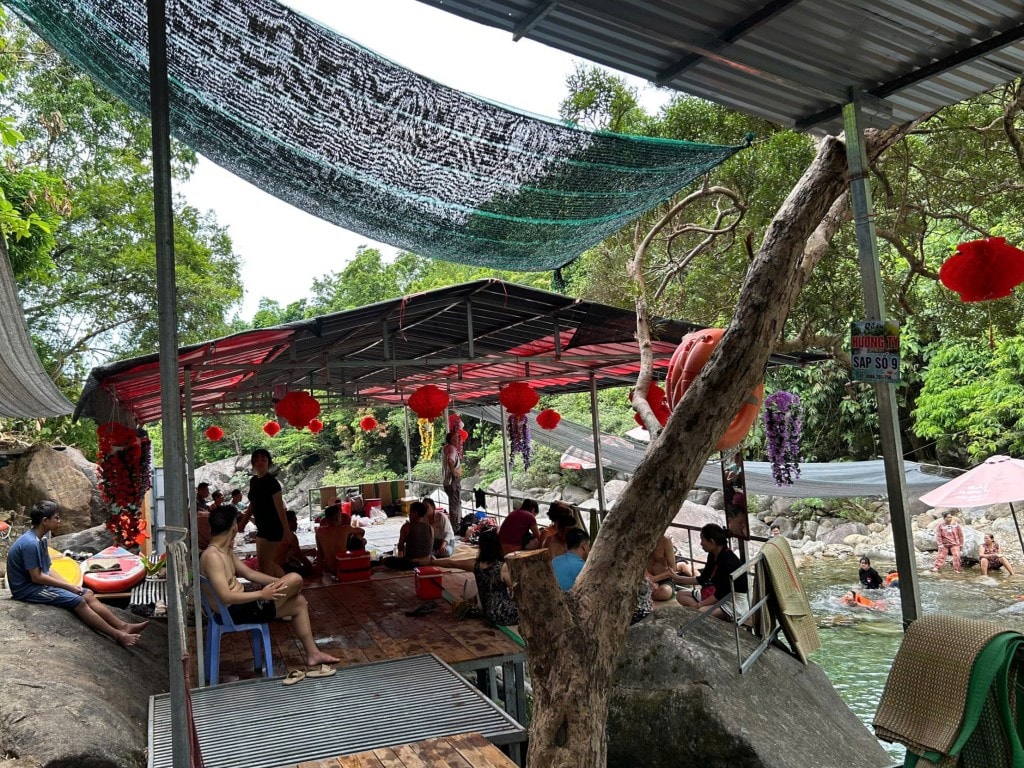 Nhiều hộ dân kinh doanh trên Khu du lịch Suối Tiên – hồ Thủy Yên cho biết họ phải đóng cho chủ đầu tư nhiều khoản phí như tiền thuê bãi, tiền rác, tiền thuyền, thuế môn bài...và cả phần trăm “hoa hồng” trên tổng lượng khách trong tháng (Ảnh Đ.Minh) Nhiều hộ dân kinh doanh trên Khu du lịch Suối Tiên – hồ Thủy Yên cho biết họ phải đóng cho chủ đầu tư nhiều khoản phí như tiền thuê bãi, tiền rác, tiền thuyền, thuế môn bài...và cả phần trăm “hoa hồng” trên tổng lượng khách trong tháng (Ảnh Đ.Minh)