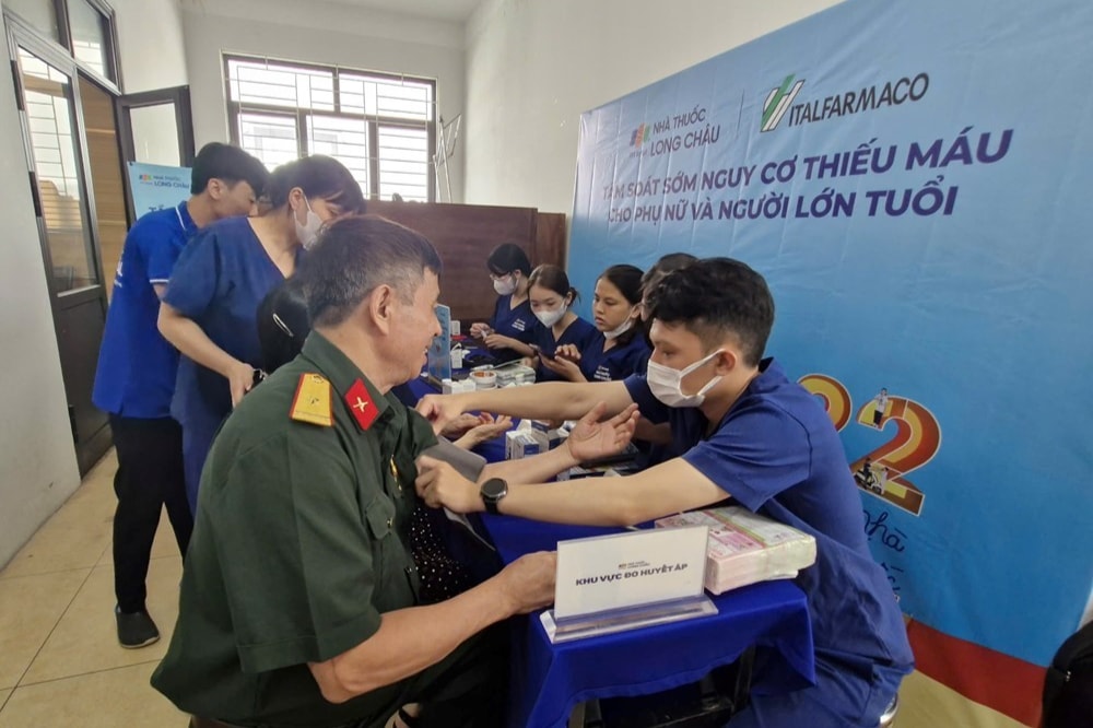 Các thương, bệnh binh phường Vinh Tuy được thăm, khám sức khỏe
