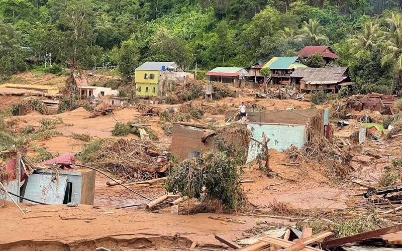 Khung cảnh tan hoang sau cơn lũ lịch sử