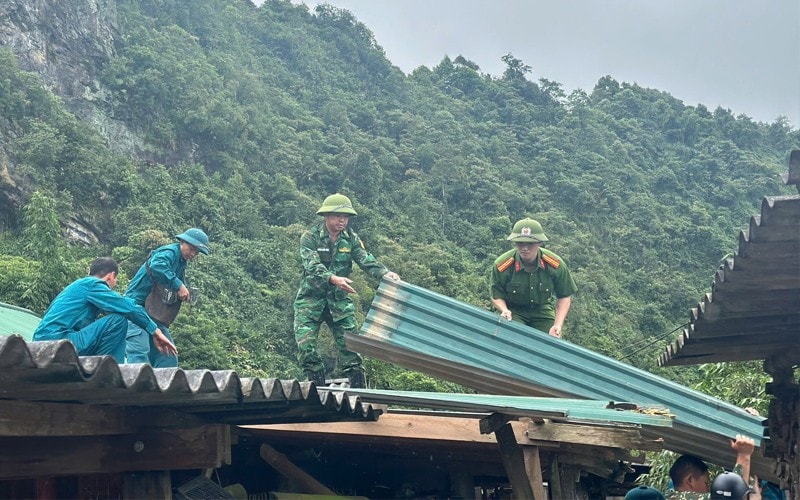 Cán bộ, chiến sĩ Phòng Cảnh sát PCCC&CNCH, Công an tỉnh Nghệ An tham gia cứu hộ người dân trên địa bàn Con Cuông.