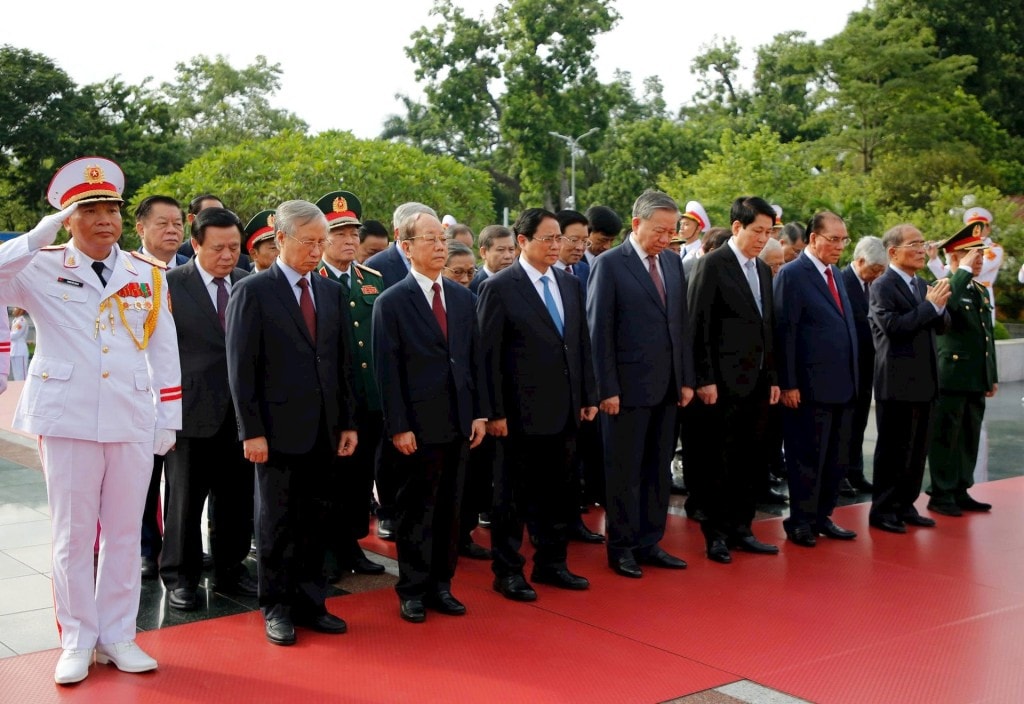 Đoàn đại biểu lãnh đạo Đảng, Nhà nước mặc niệm tưởng nhớ, tri ân các Anh hùng liệt sĩ tại Đài tưởng niệm các Anh hùng liệt sĩ trên đường Bắc Sơn. Ảnh: Viết Thành