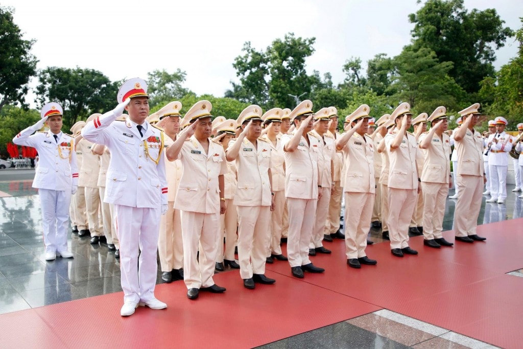 Đoàn đại biểu Đảng ủy Công an Trung ương - Bộ Công an tưởng niệm các Anh hùng liệt sĩ tại Đài tưởng niệm các Anh hùng liệt sĩ trên đường Bắc Sơn. Ảnh: Viết Thành